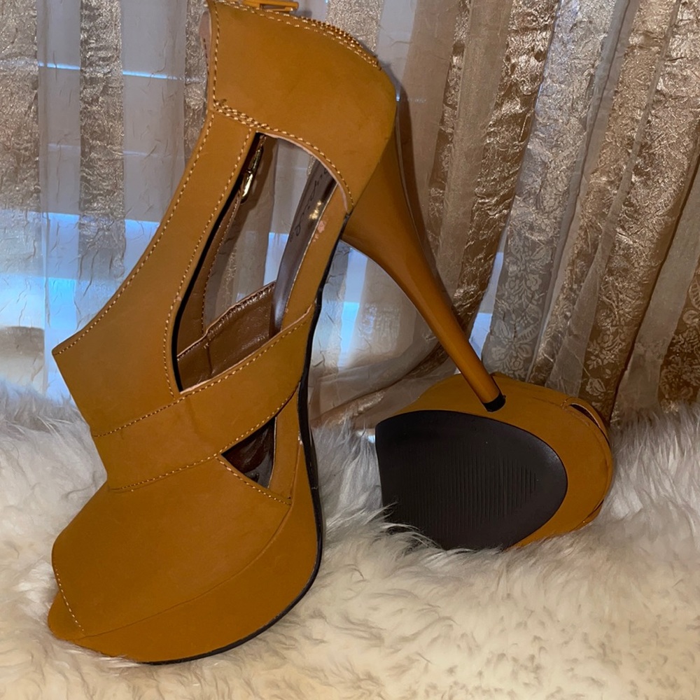 Tan heels - Picture 2 of 6